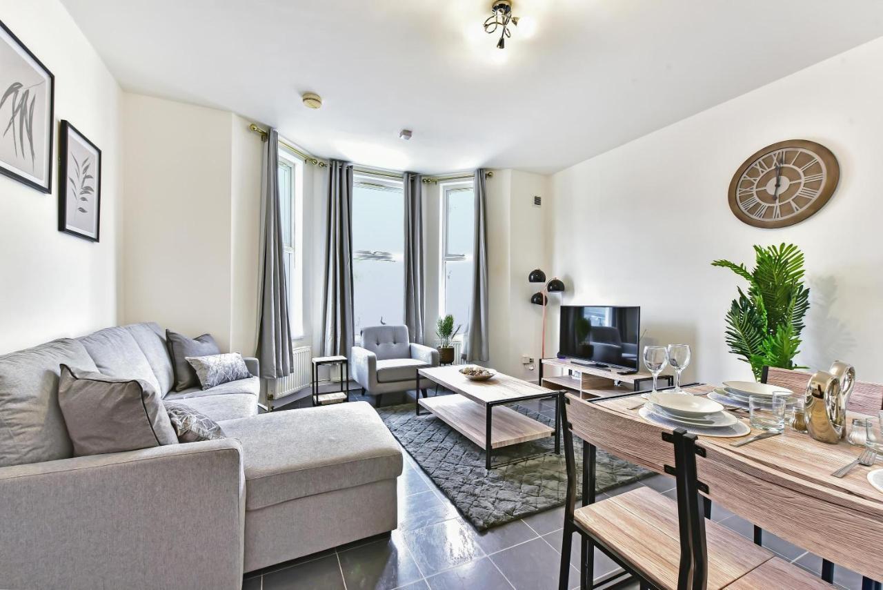 Appartement West Serviced Apts- 2 Bedroom 2 Bath Parking Near Station With Off Street Parking By 360stays