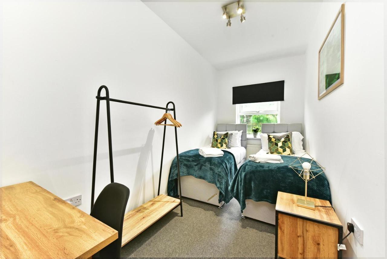 Appartement West Serviced Apts- 2 Bedroom 2 Bath Parking Near Station With Off Street Parking By 360stays *