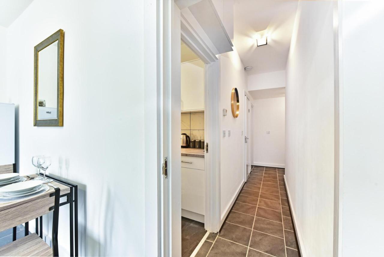 West Serviced Apts- 2 Bedroom 2 Bath Parking Near Station With Off Street Parking By 360stays Appartement Ealing