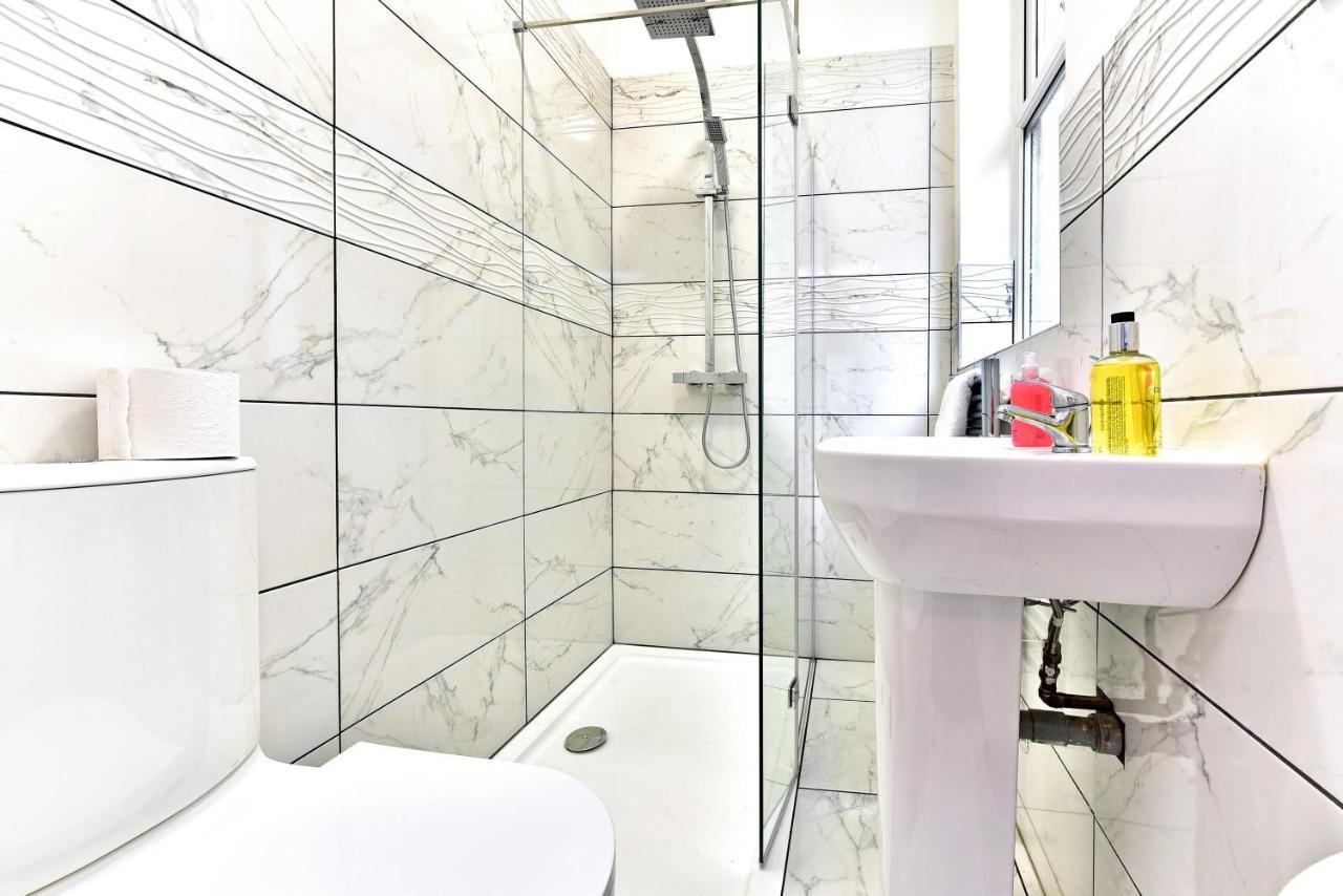 West Serviced Apts- 2 Bedroom 2 Bath Parking Near Station With Off Street Parking By 360stays Appartement Ealing