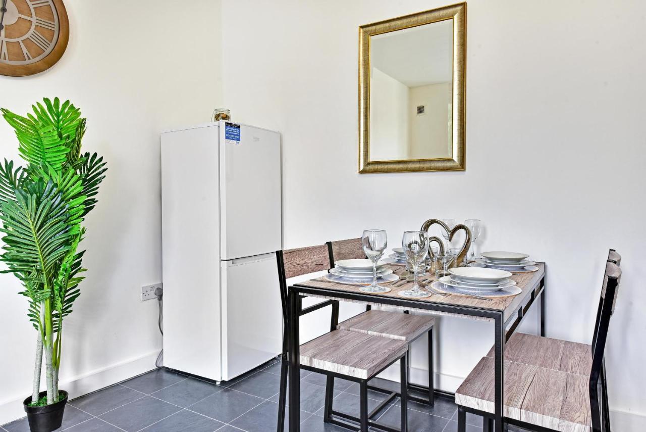 West Serviced Apts- 2 Bedroom 2 Bath Parking Near Station With Off Street Parking By 360stays * Ealing