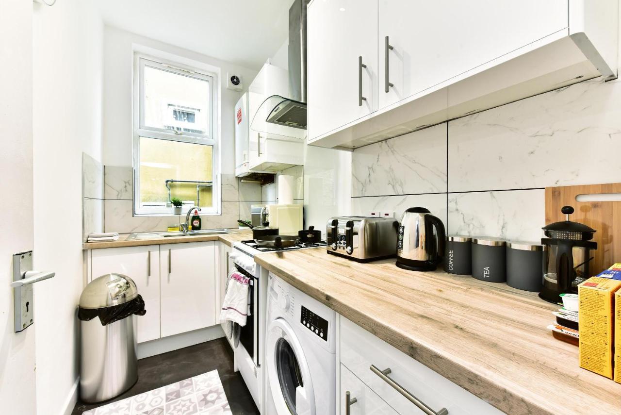 Appartement West Serviced Apts- 2 Bedroom 2 Bath Parking Near Station With Off Street Parking By 360stays