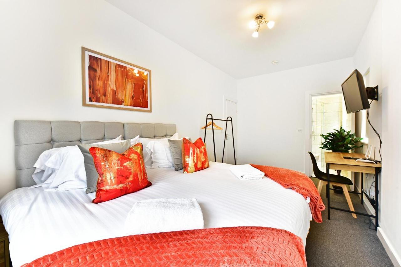 Appartement West Serviced Apts- 2 Bedroom 2 Bath Parking Near Station With Off Street Parking By 360stays *