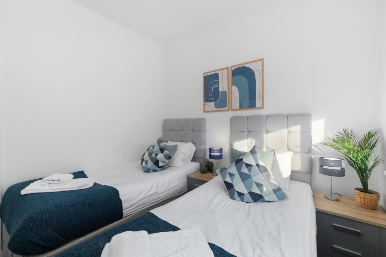 West Serviced Apts- 2 Bedroom 2 Bath Parking Near Station With Off Street Parking By 360stays