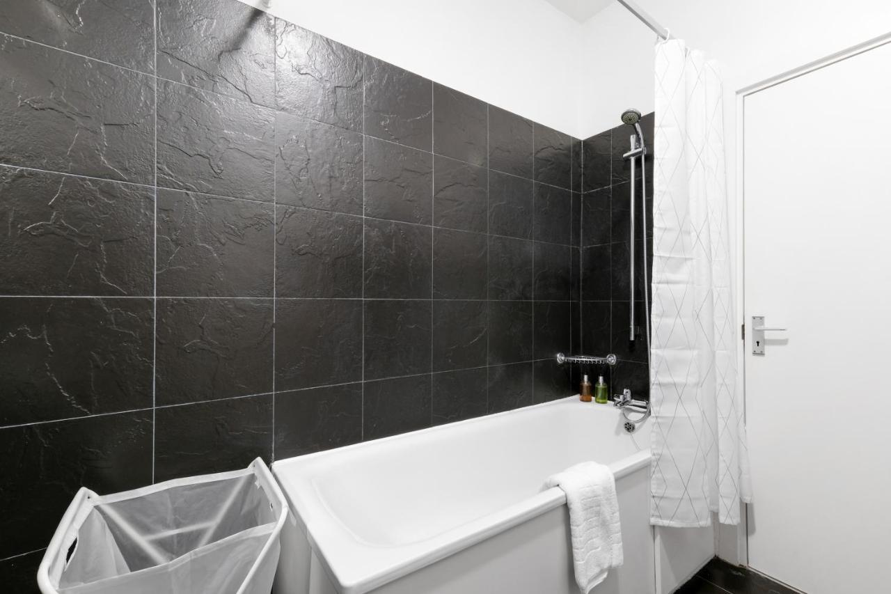 West Serviced Apts- 2 Bedroom 2 Bath Parking Near Station With Off Street Parking By 360stays Appartement Ealing