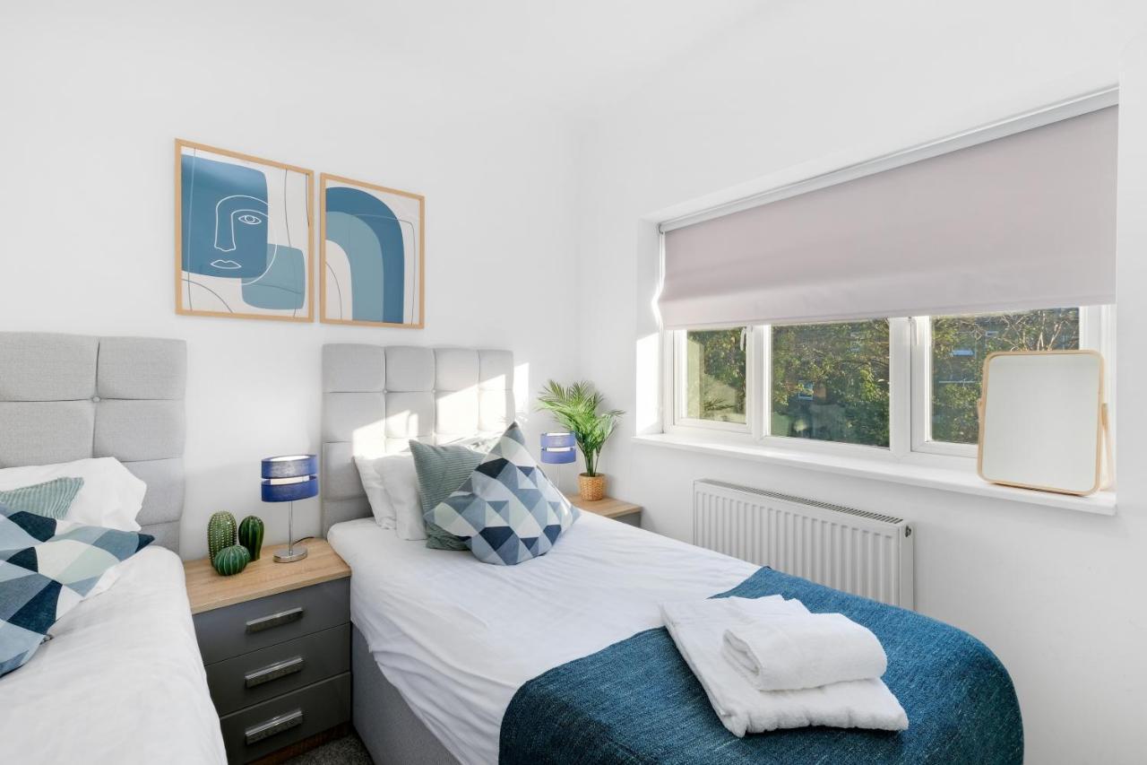 West Serviced Apts- 2 Bedroom 2 Bath Parking Near Station With Off Street Parking By 360stays *