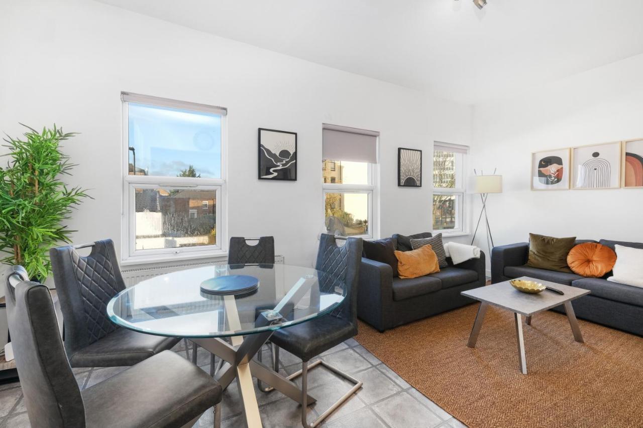 Appartement West Serviced Apts- 2 Bedroom 2 Bath Parking Near Station With Off Street Parking By 360stays *