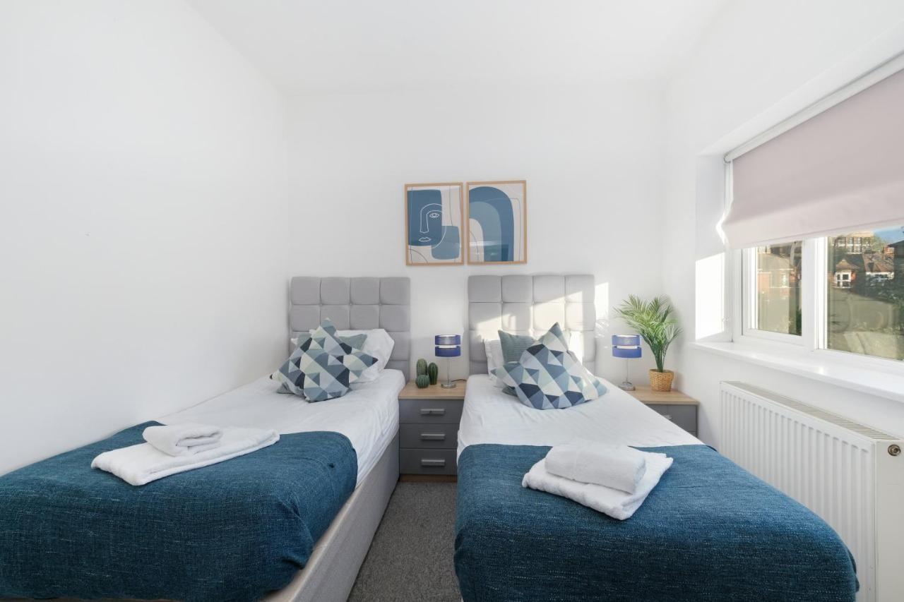West Serviced Apts- 2 Bedroom 2 Bath Parking Near Station With Off Street Parking By 360stays Ealing