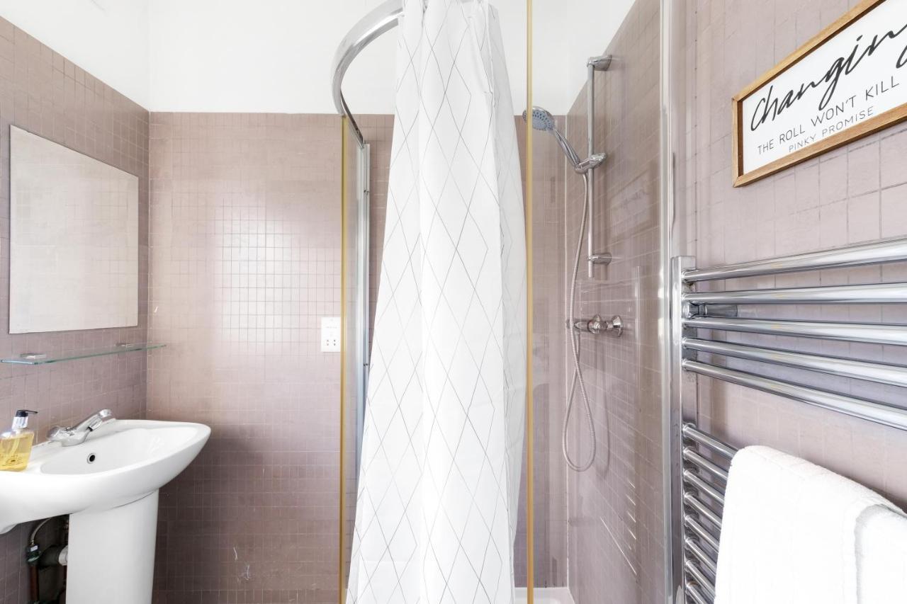 West Serviced Apts- 2 Bedroom 2 Bath Parking Near Station With Off Street Parking By 360stays Appartement *