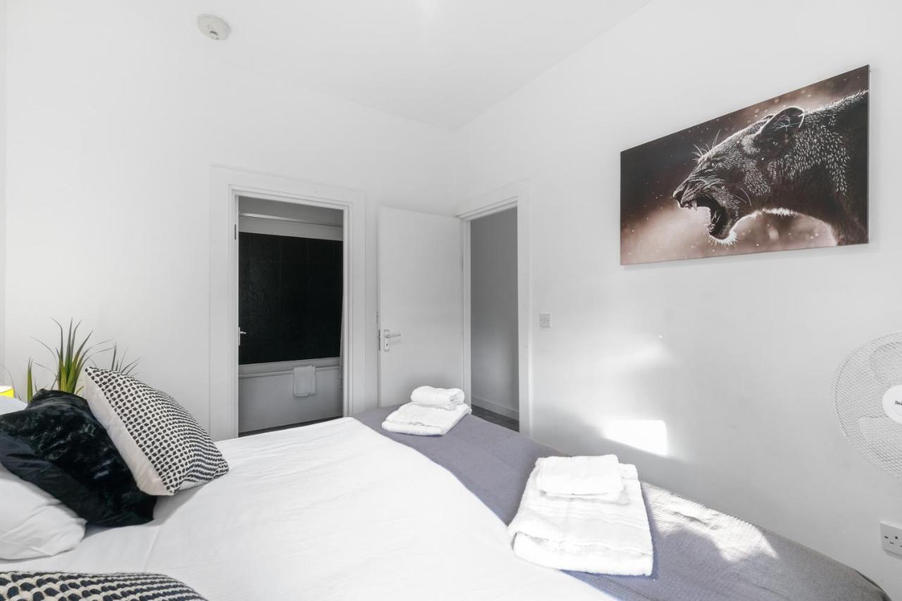 West Serviced Apts- 2 Bedroom 2 Bath Parking Near Station With Off Street Parking By 360stays Ealing