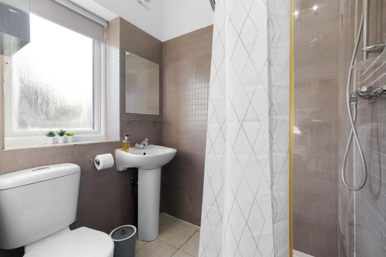 West Serviced Apts- 2 Bedroom 2 Bath Parking Near Station With Off Street Parking By 360stays Appartement Ealing