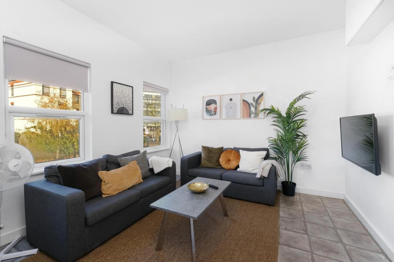West Serviced Apts- 2 Bedroom 2 Bath Parking Near Station With Off Street Parking By 360stays