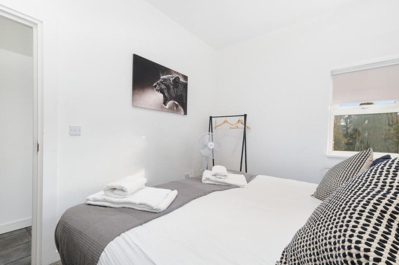 West Serviced Apts- 2 Bedroom 2 Bath Parking Near Station With Off Street Parking By 360stays Ealing
