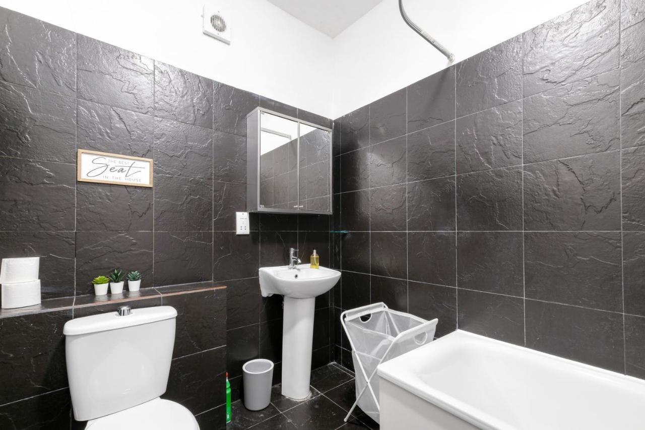 West Serviced Apts- 2 Bedroom 2 Bath Parking Near Station With Off Street Parking By 360stays *
