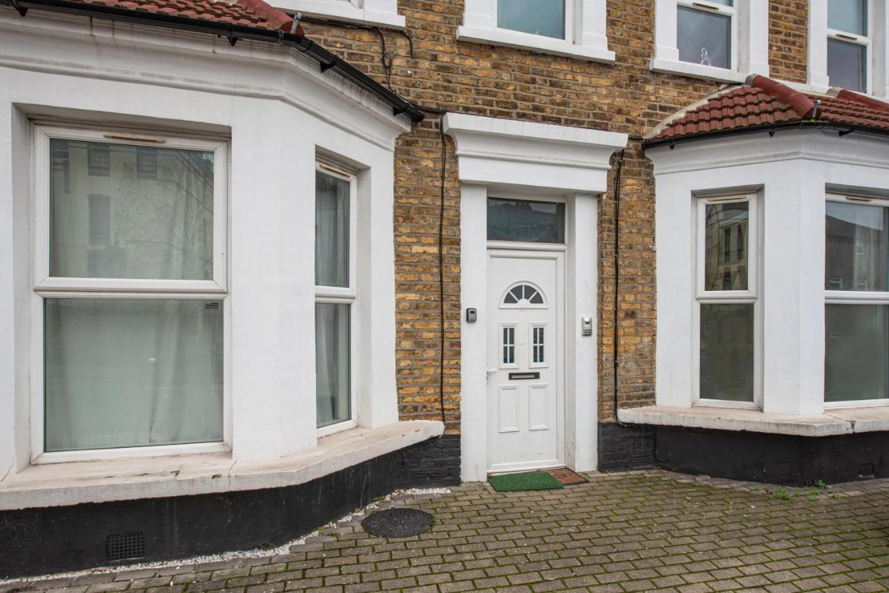 West Serviced Apts- 2 Bedroom 2 Bath Parking Near Station With Off Street Parking By 360stays *